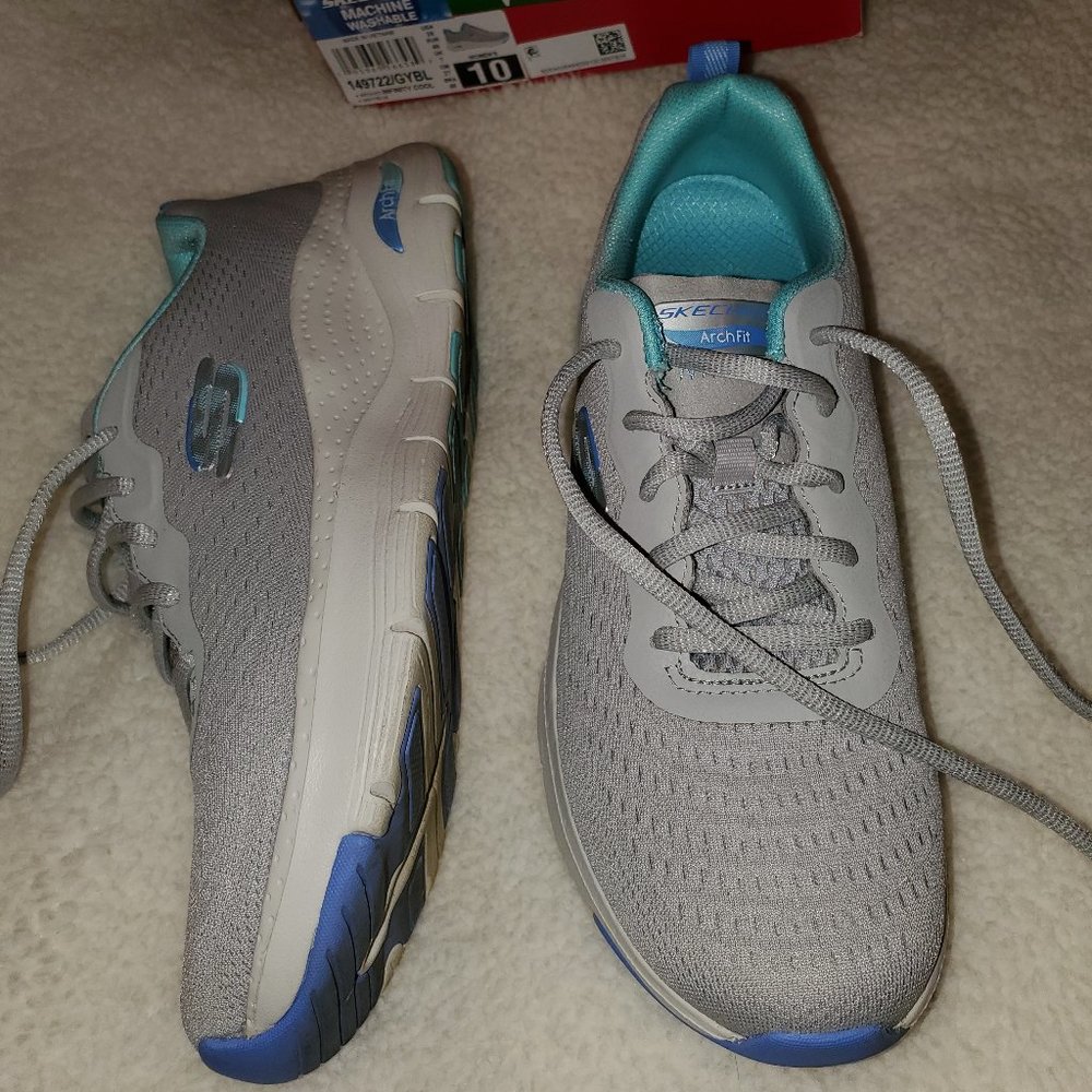 Skechers Arch Fit Womens size 10.  Gray and White
